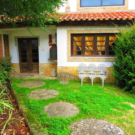 Сasa de vacaciones Charming House In With Shared Pool Porto de Mós