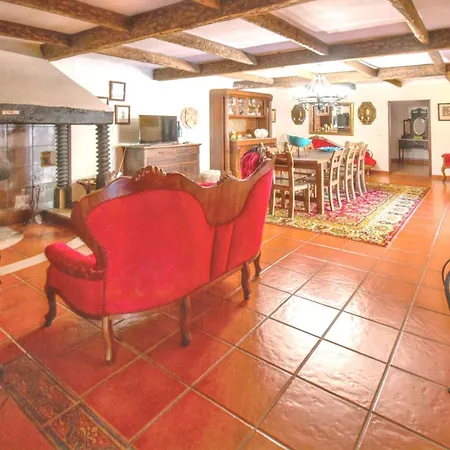 Charming House In With Shared Pool Сasa de vacaciones